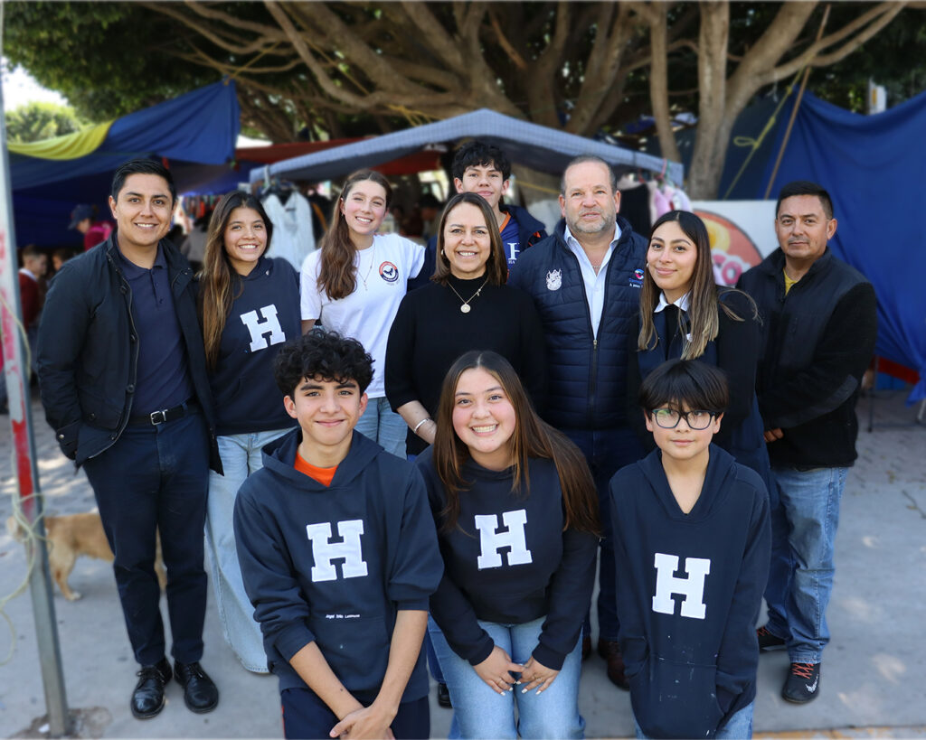 Alumnos de secundaria y equipo docente