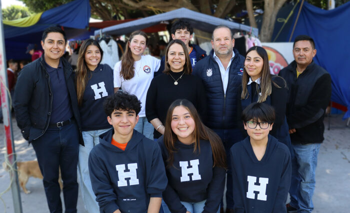 Alumnos de secundaria y equipo docente